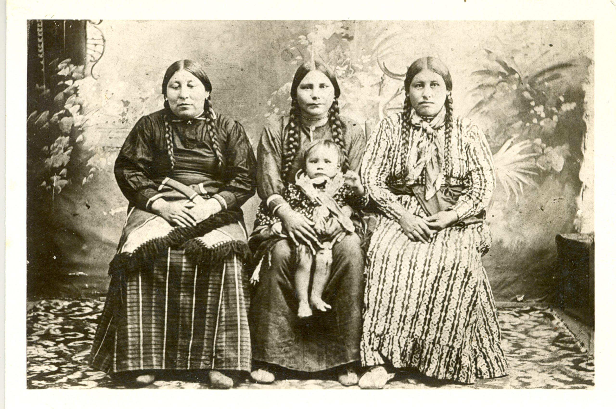 3 Pawnee Women & Child